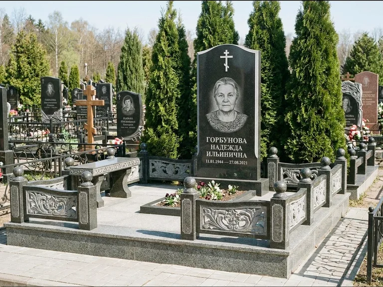 Памятник из чёрного гранита — стела с золочёным крестом с крестом с терновым венцом, работа «Селезнёва» в Якутске
