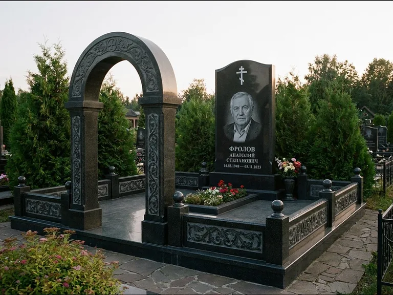 Памятник из чёрного гранита — высокая стела с процветшим крестом с православным восьмиконечным крестом, работа «Панкратов» в Якутске