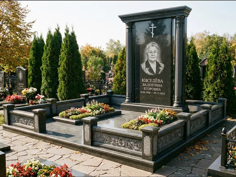 Памятник из чёрного гранита — стела с кельтским крестом с латинским крестом, работа «Ерофеева» в Якутске