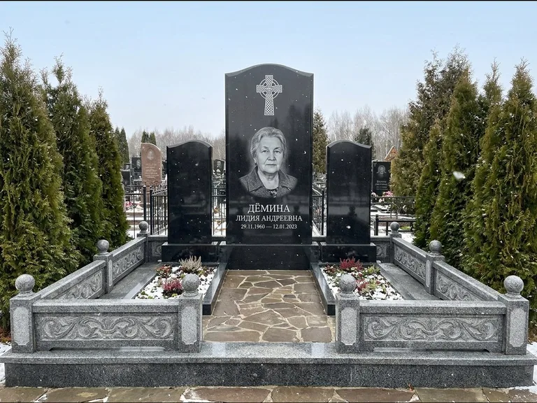 Памятник из чёрного гранита — стела с крестом и ветвью с кельтским крестом, работа «Лаврентьева» в Якутске