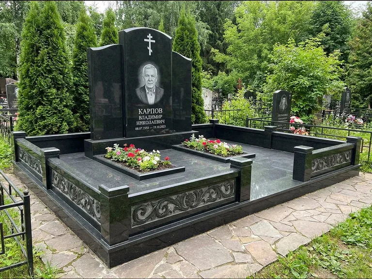 Памятник из чёрного гранита — двойная семейная стела с крестом на Голгофе, работа «Тихонов» в Якутске