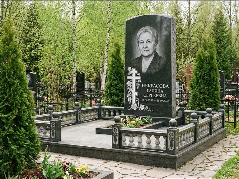 Памятник из чёрного гранита — стела с крестом и книгой с крестом с распятием, работа «Савельева» в Якутске