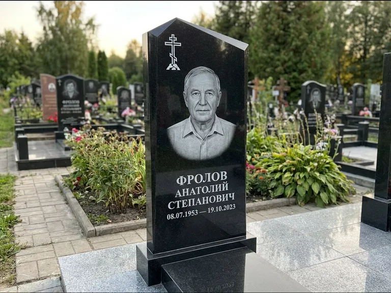 Памятник из чёрного гранита — стела со столиком и скамьёй с крестом на Голгофе, работа «Верещагин» в Якутске