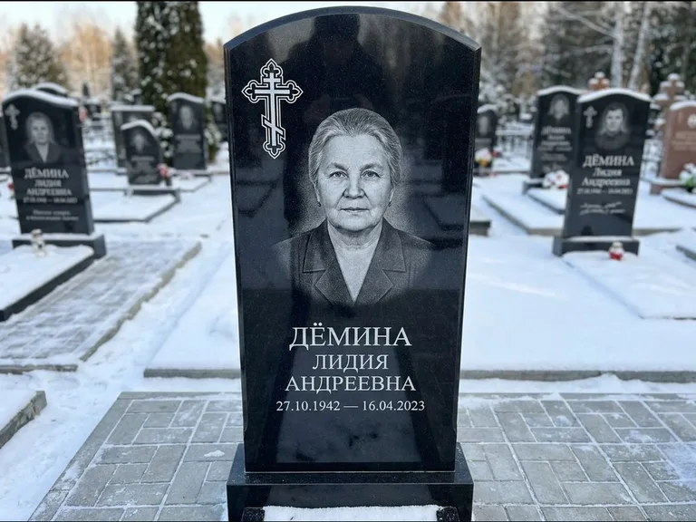 Памятник из чёрного гранита — стела домиком с крестом в лучах, работа «Селезнёва» в Якутске