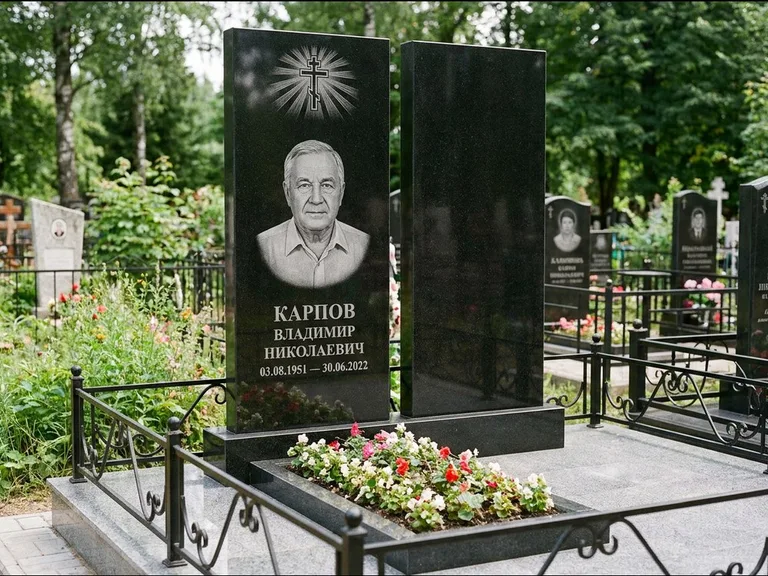 Памятник из чёрного гранита — ступенчатая стела с золочёным крестом, работа «Панкратов» в Якутске