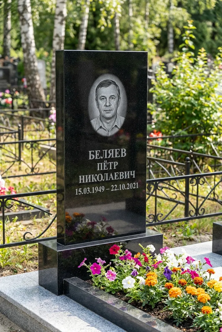 Вертикальный чёрный гранитный памятник под ключ с цветником в Якутске