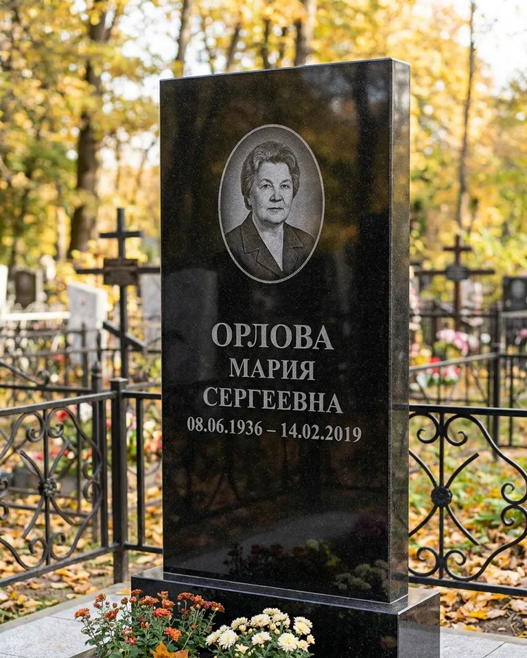 Вертикальный серый гранитный памятник под ключ, осень в Якутске