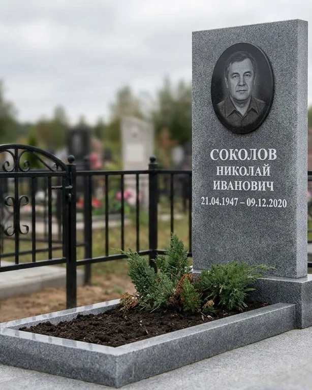 Чёрный памятник под ключ на гранитном цоколе в Якутске