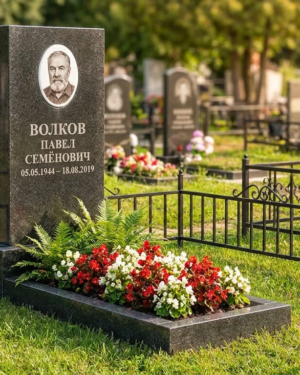 Тёмно-серый памятник под ключ с художественной гравировкой в Якутске