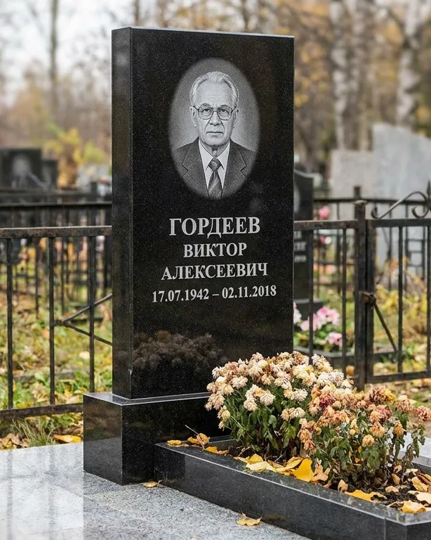 Памятник под ключ с гранитным цоколем и плиткой в Якутске
