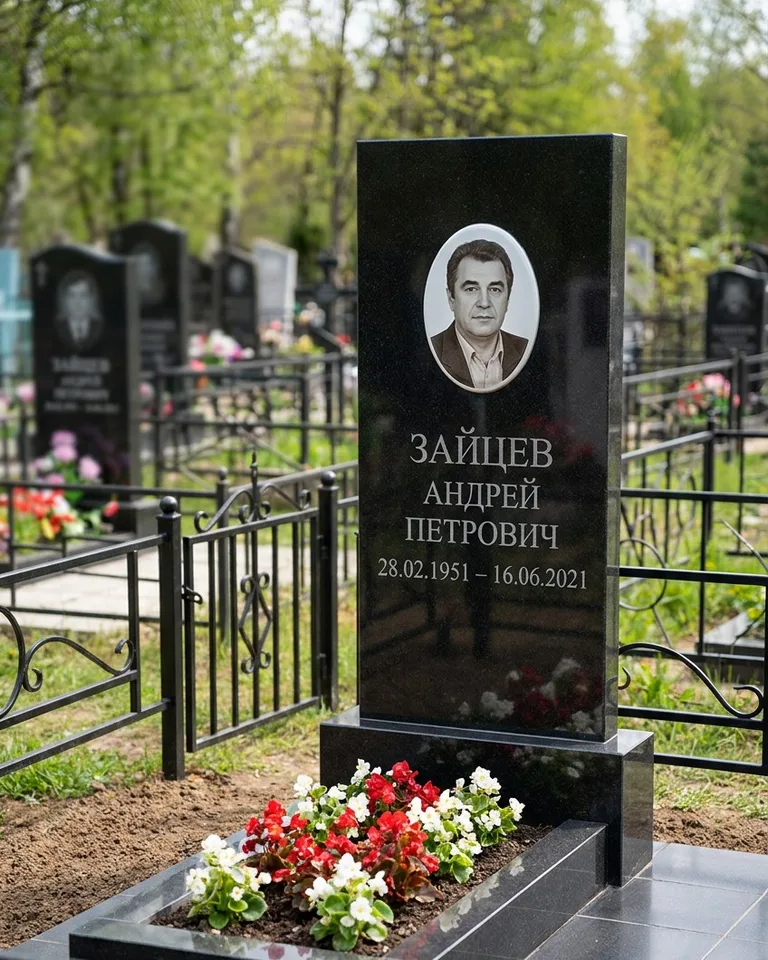 Памятник под ключ с гранитной вазой и цветами в Якутске