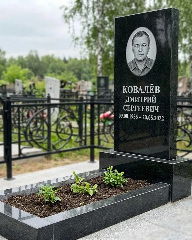 Горизонтальный серый памятник под ключ, осень в Якутске