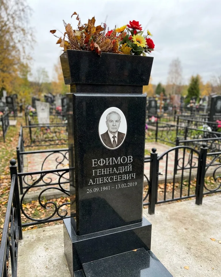 Двойной семейный памятник под ключ с портретами в Якутске