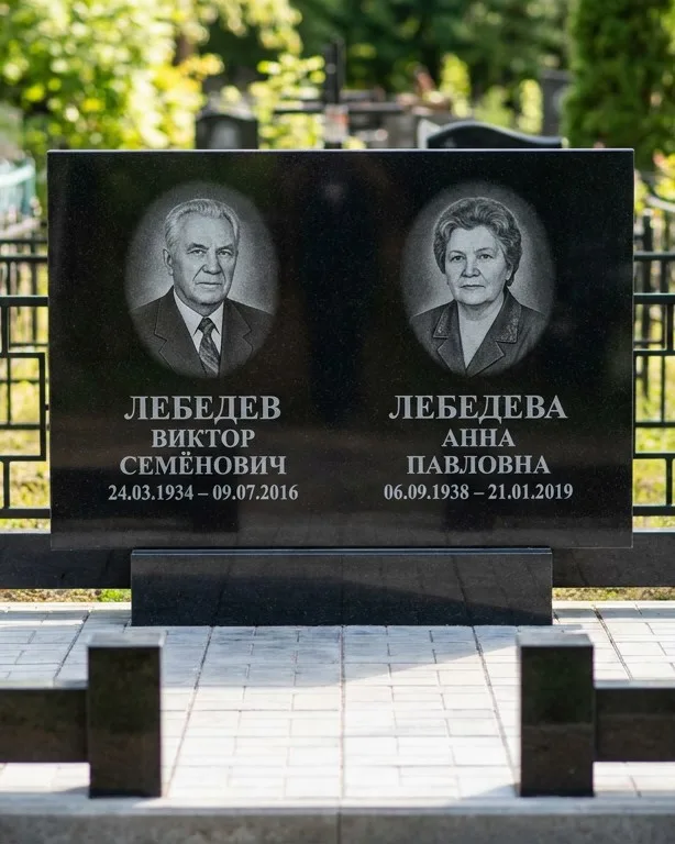 Памятник под ключ из красного гранита в Якутске