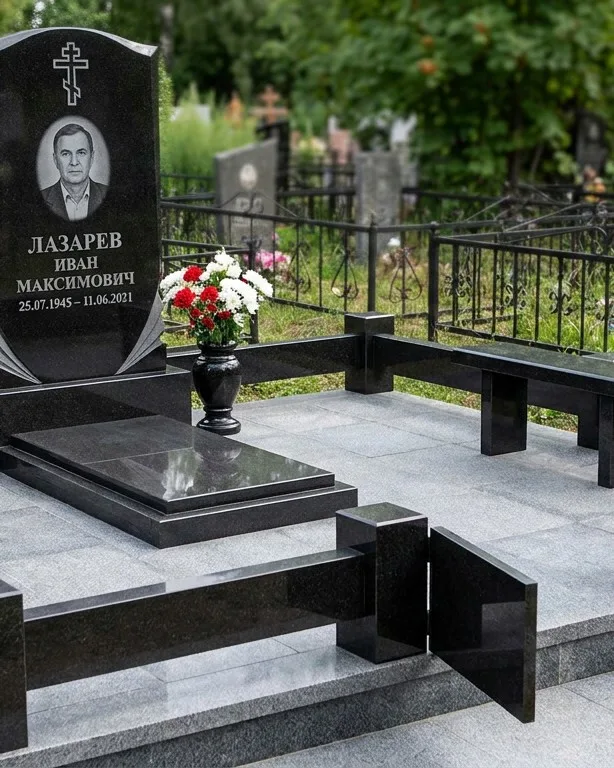 Памятник под ключ зимой с венком в Якутске