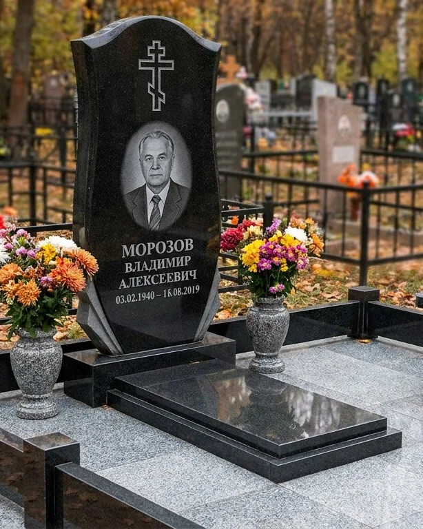 Памятник под ключ со скамьёй и мощением в Якутске