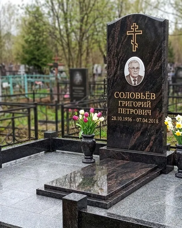 Памятник под ключ с гранитным цоколем и вазой, осень в Якутске