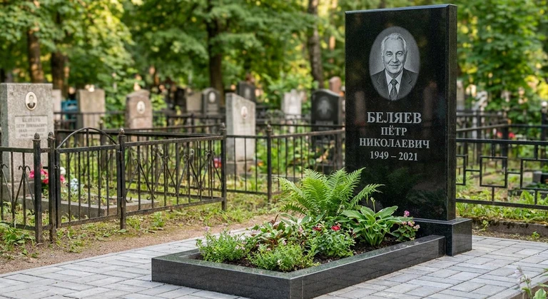 Памятник под ключ в Якутске — гранитная стела с цветником и благоустройством, установлен под ключ