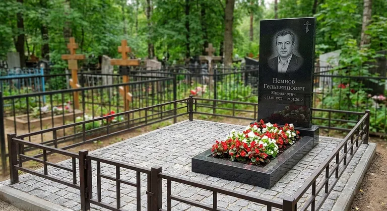 Памятник под ключ с цветником и благоустройством в Якутске