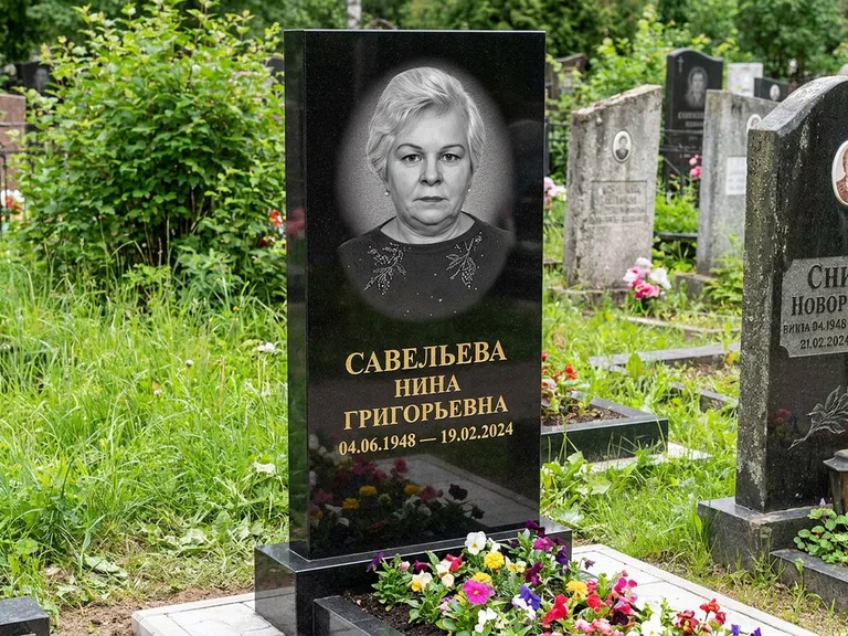 Портрет на памятнике в Якутске — Паспортное фото восстановили и награвировали на чёрной стеле