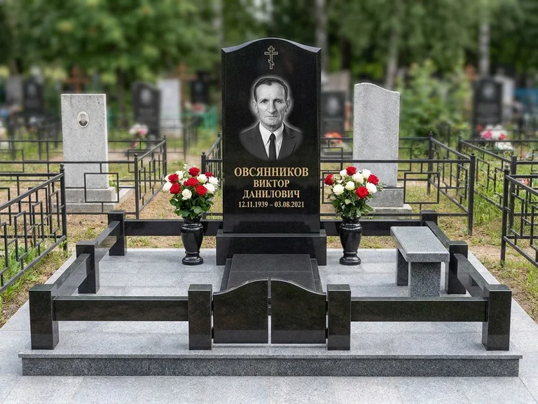 Портрет на памятнике в Якутске — Старый снимок → гравировка на премиум-комплексе с плиткой и оградой