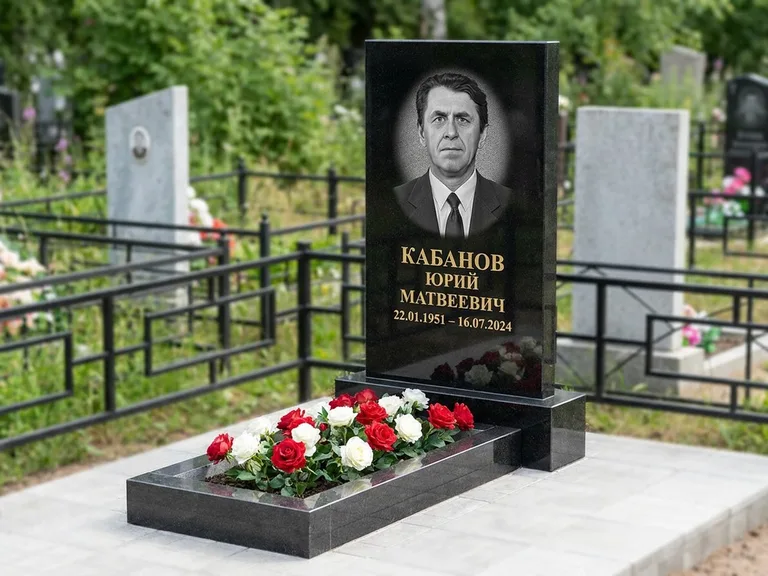 Портрет на памятнике в Якутске — Старый снимок → гравировка на вертикальной стеле