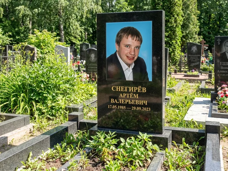 Портрет на памятнике в Якутске — Цветное фото → прямоугольная фотокерамика на чёрном граните