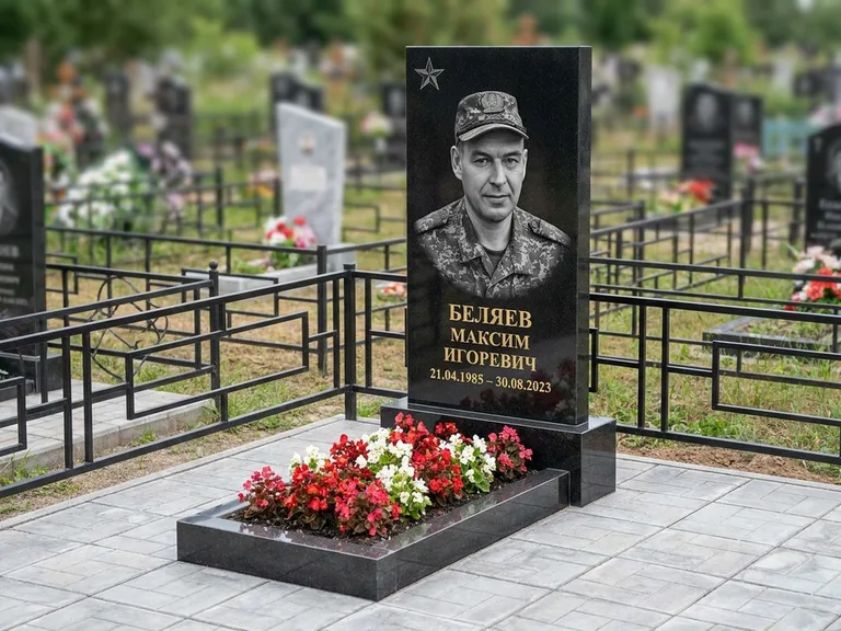 Портрет на памятнике в Якутске — Военное фото → цветная фотокерамика, гравированная звезда