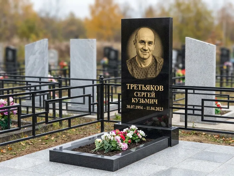 Портрет на памятнике в Якутске — Восстановленный портрет → гравировка на вертикальной стеле