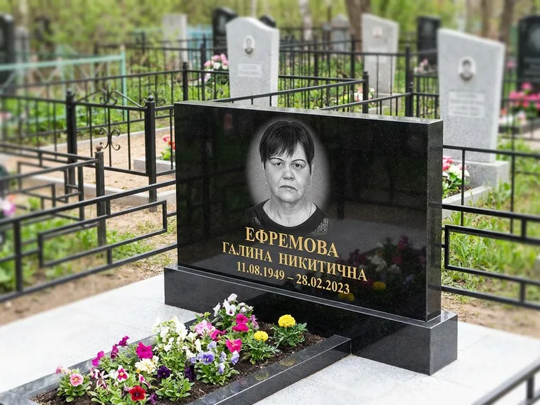 Портрет на памятнике в Якутске — Ч/б портрет → гравировка на горизонтальном памятнике