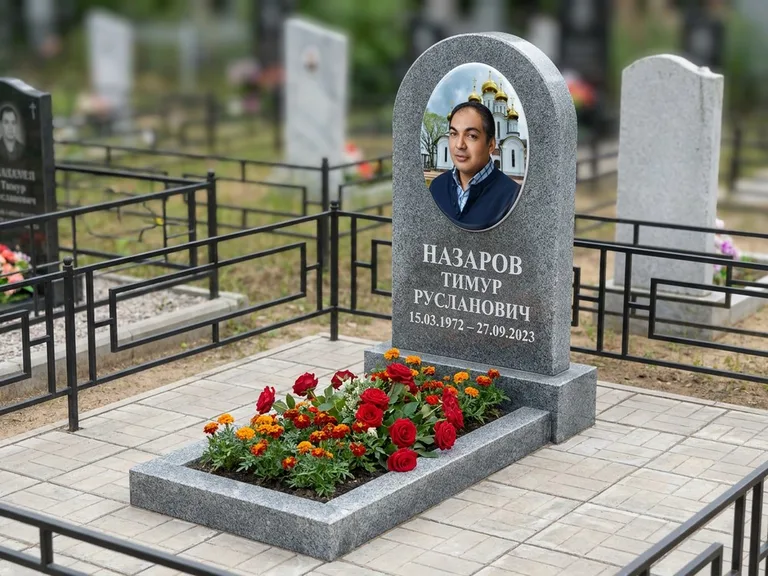 Портрет на памятнике в Якутске — Цветной портрет → фотокерамика-овал на сером граните, буквы белые