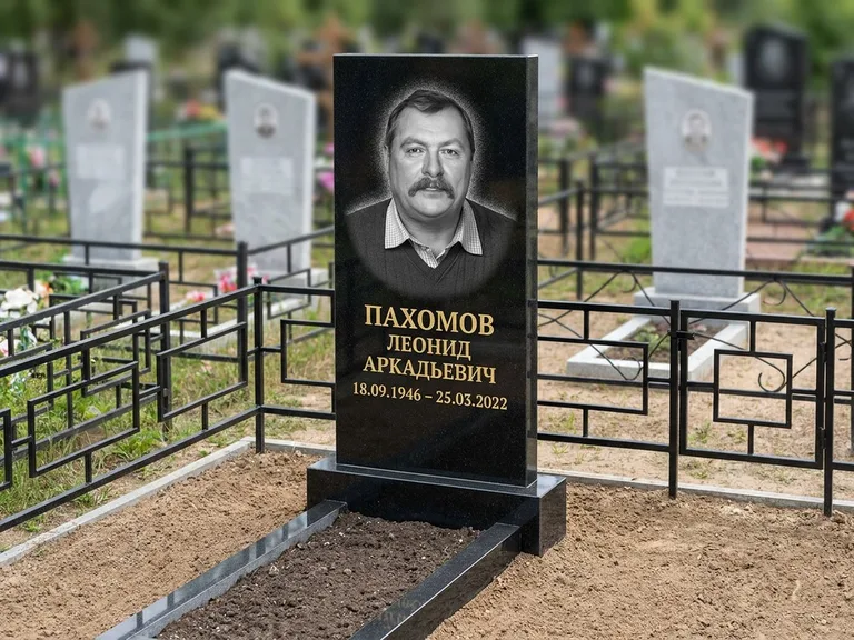 Портрет на памятнике в Якутске — Маленькое фото → гравировка на простом бюджетном памятнике