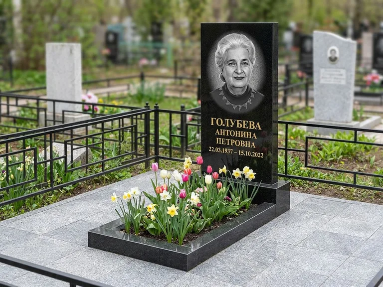 Портрет на памятнике в Якутске — Выцветший скан восстановили и награвировали на стеле