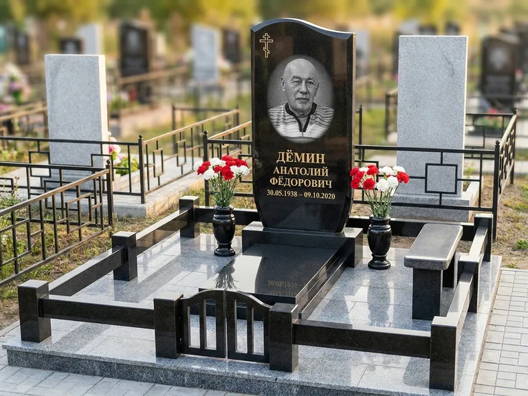 Портрет на памятнике в Якутске — Реставрация → гравировка на премиум-комплексе