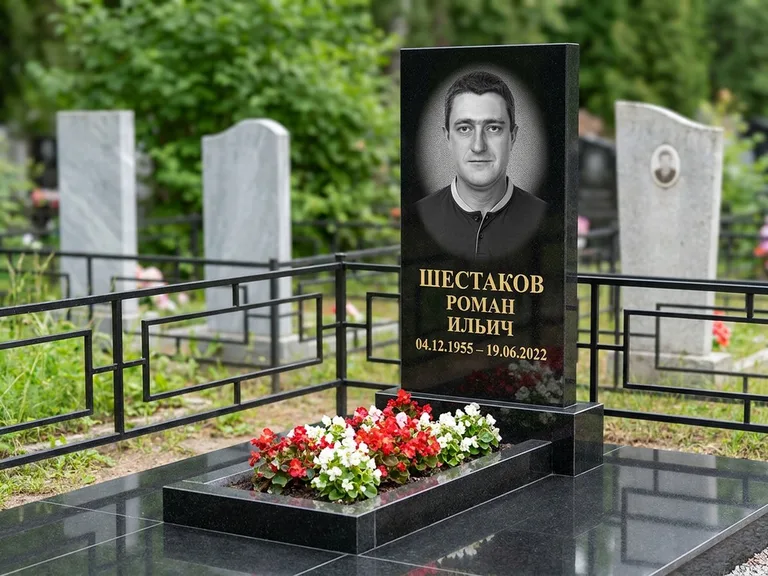 Портрет на памятнике в Якутске — Ч/б портрет → гравировка на стеле