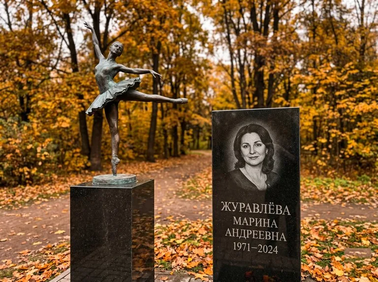 Бронзовая балерина на постаменте рядом со стелой осенью в Якутске