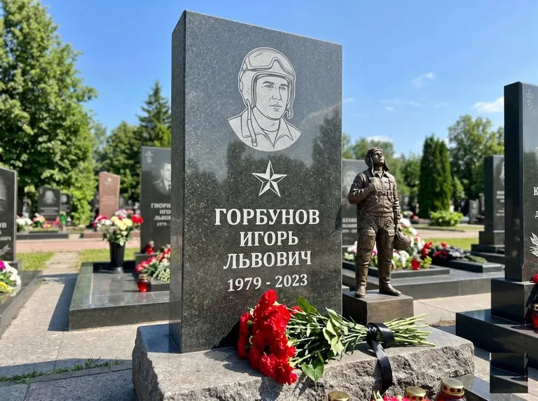 Гранитная фигура лётчика на памятнике военному со звездой в Якутске