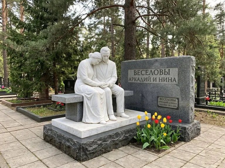 Мраморная скорбящая пара на эксклюзивном мемориале в Якутске