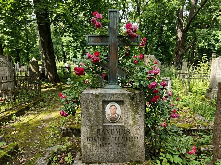 Бронзовый крест с розами на гранитной плите в Якутске