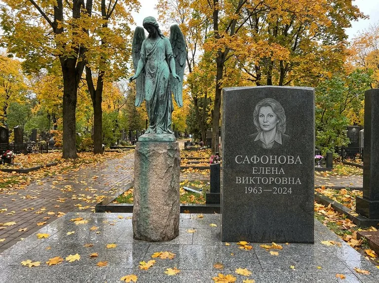 Бронзовый ангел на колонне рядом с памятником в Якутске