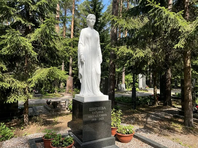 Ростовая женская фигура с портретным сходством на мемориале в Якутске