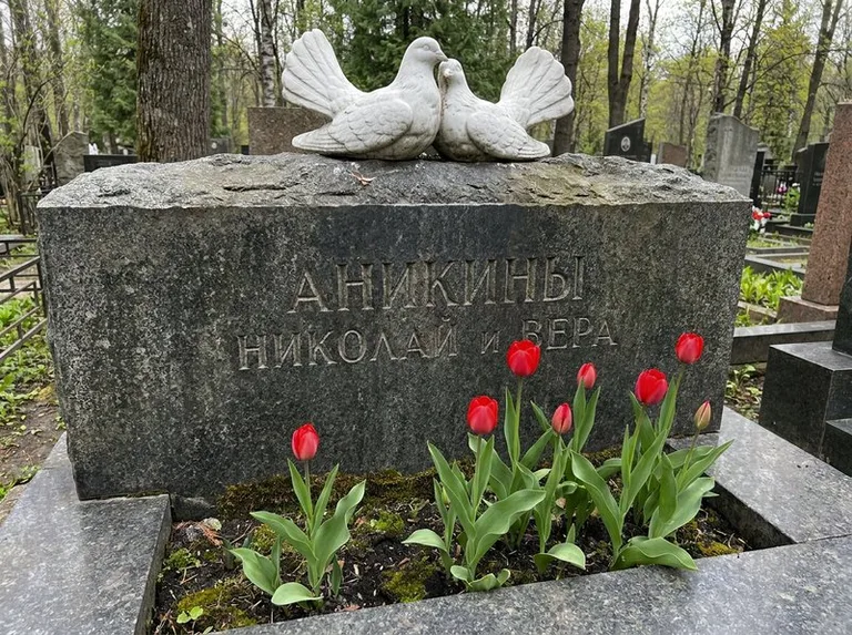 Пара голубей из литьевого мрамора на гранитной плите в Якутске