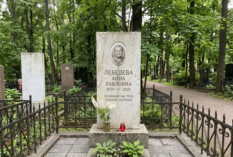 Уборка могилы до и после осенью — городское кладбище в Якутске