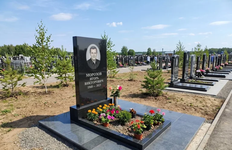 Уборка могилы со скамьёй до и после в Якутске