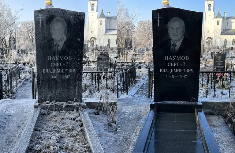 Диптих №18: могила с деревянным крестом и низкой оградкой — выполота трава в Якутске