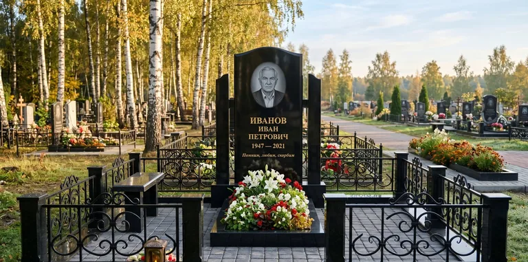 Мемориальный комплекс с цветником и оградой в Якутске