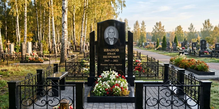 Установка памятника на могилу под ключ в Якутске — гранитный мемориальный комплекс, ограда, плитка, благоустройство