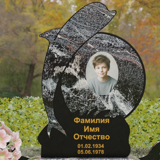 Гранитный памятник с дельфином и резными волнами, гранит амфиболит