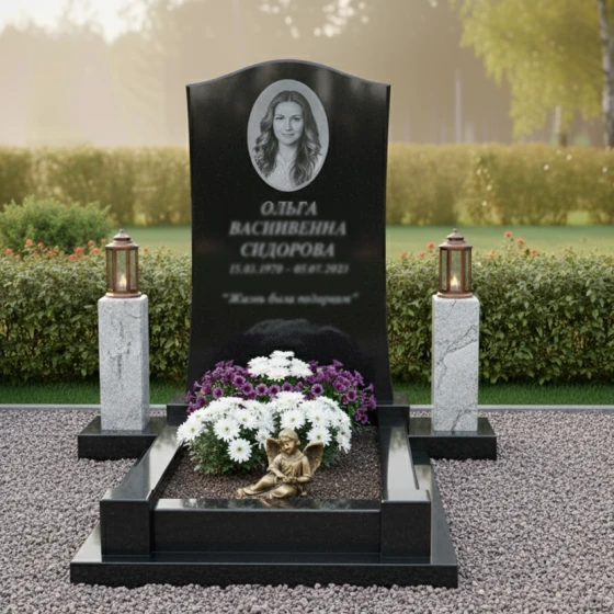 Мемориальный комплекс с арочной стелой, лампами и цветами, гранит Габбро-диабаз
