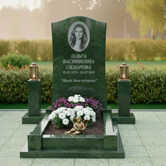 Мемориальный комплекс с арочной стелой, лампами и цветами, гранит Балтик грин